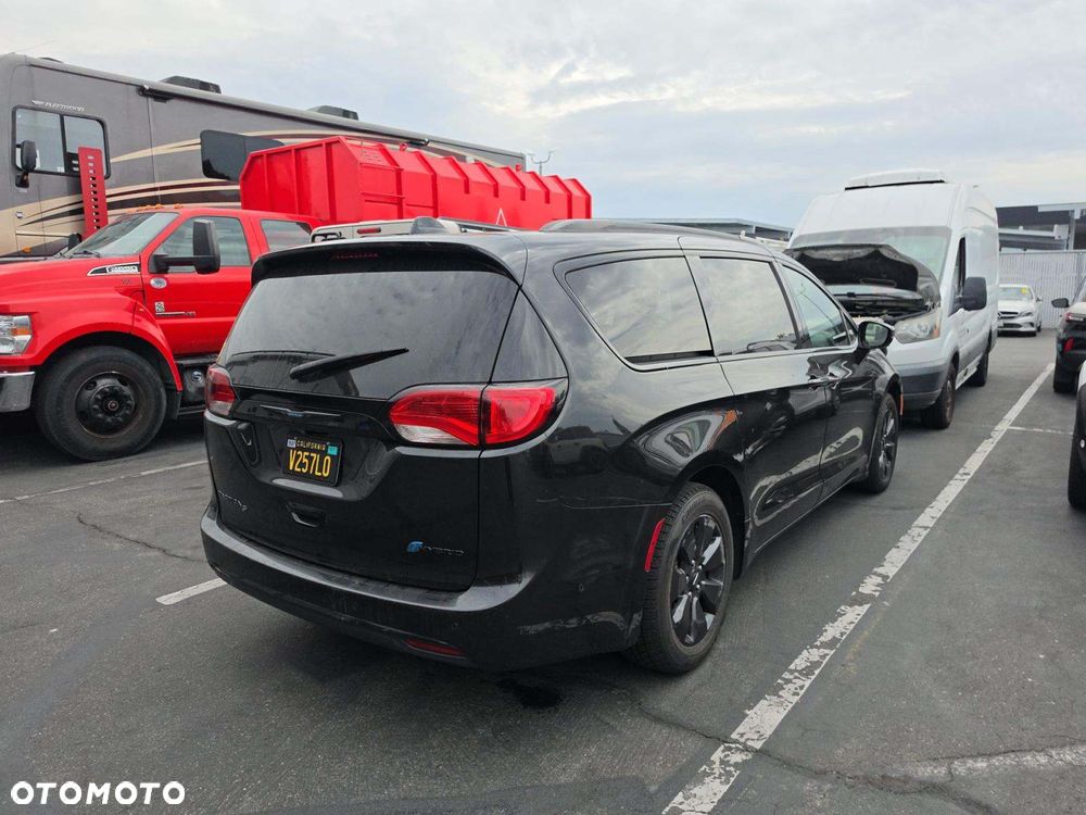 Chrysler Pacifica - 4