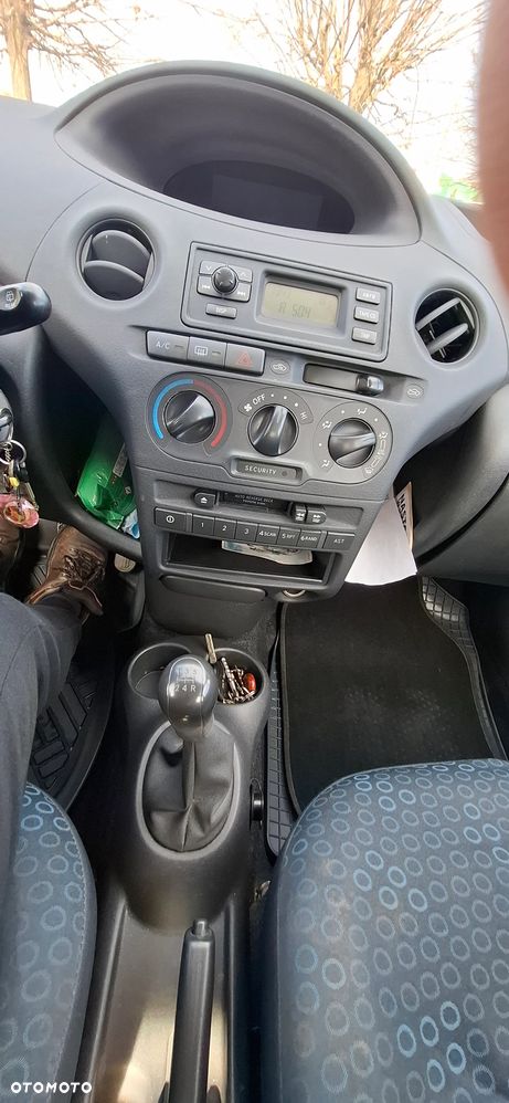 Toyota Yaris 1.0 Terra - 26