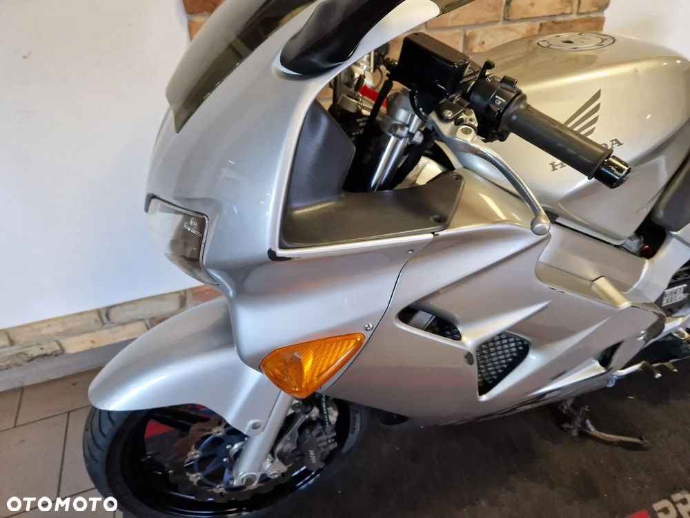 Honda VFR - 12