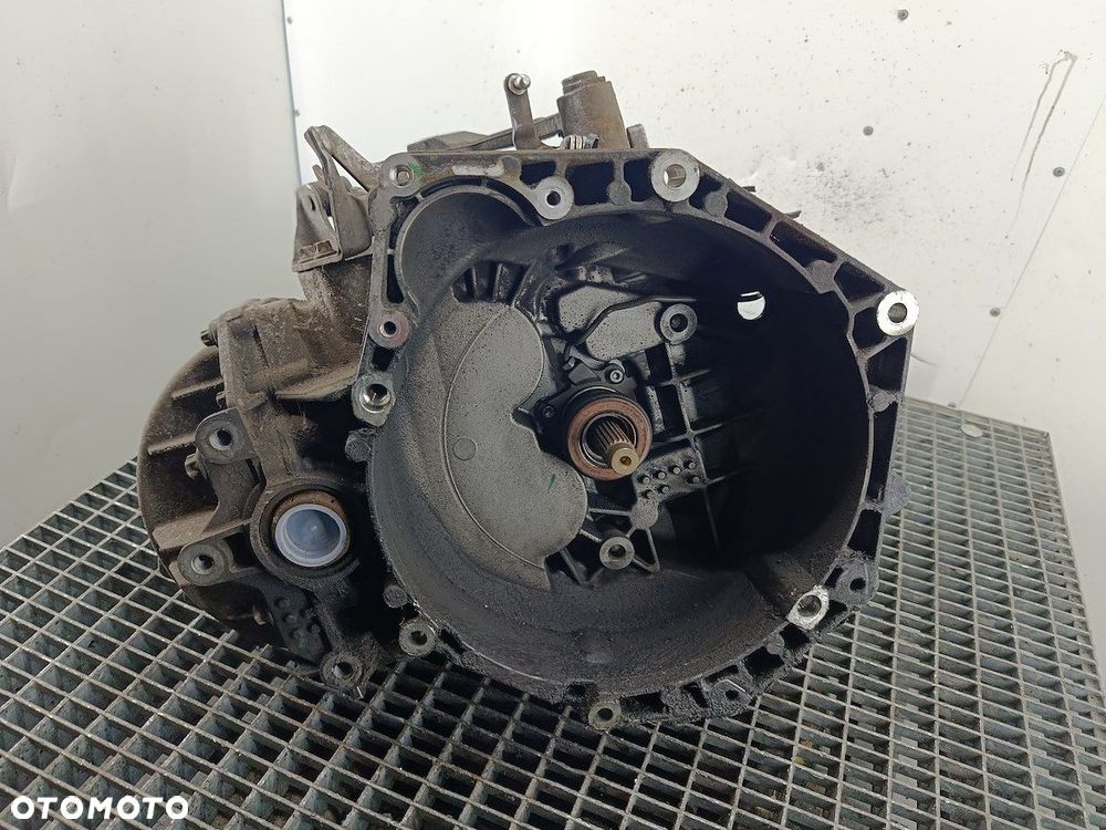 SKRZYNIA BIEGÓW MANUALNA 6 OPEL ZAFIRA B M32 1.9 CDTI - 1