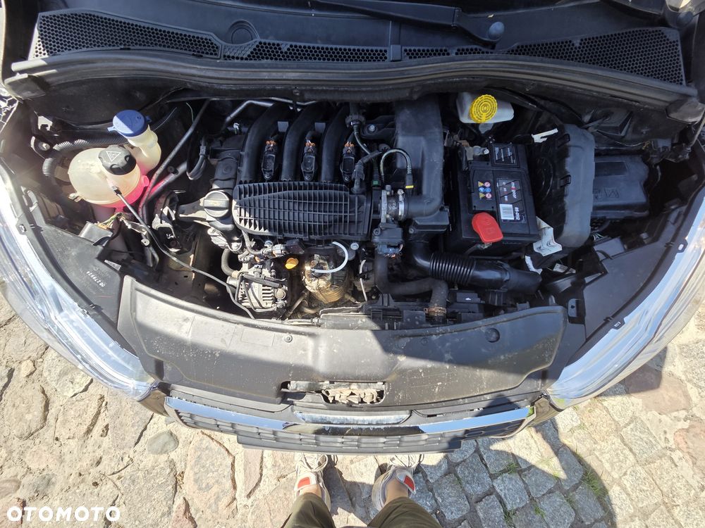 Peugeot 208 - 8