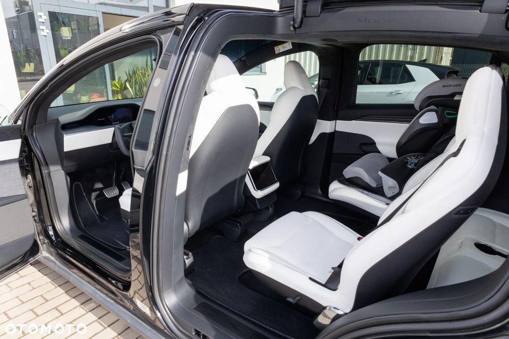 Tesla Model X - 14