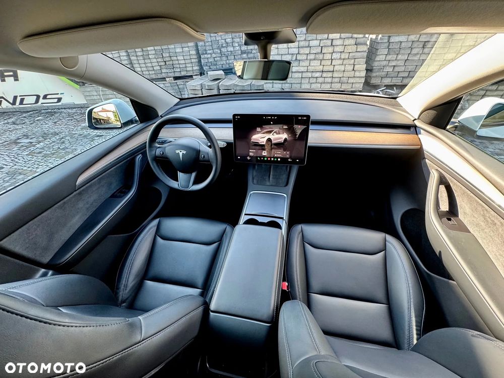 Tesla Model Y - 10