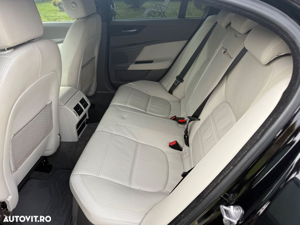 Jaguar XE D180 Aut. R-Dynamic SE - 18