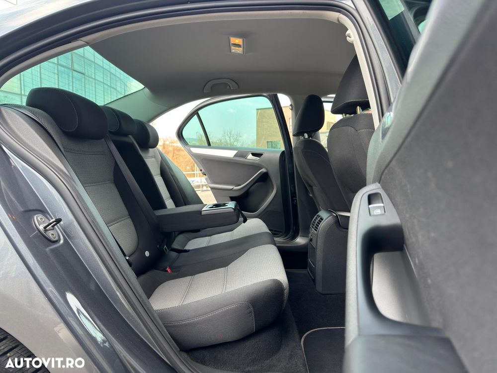 Volkswagen Jetta - 32