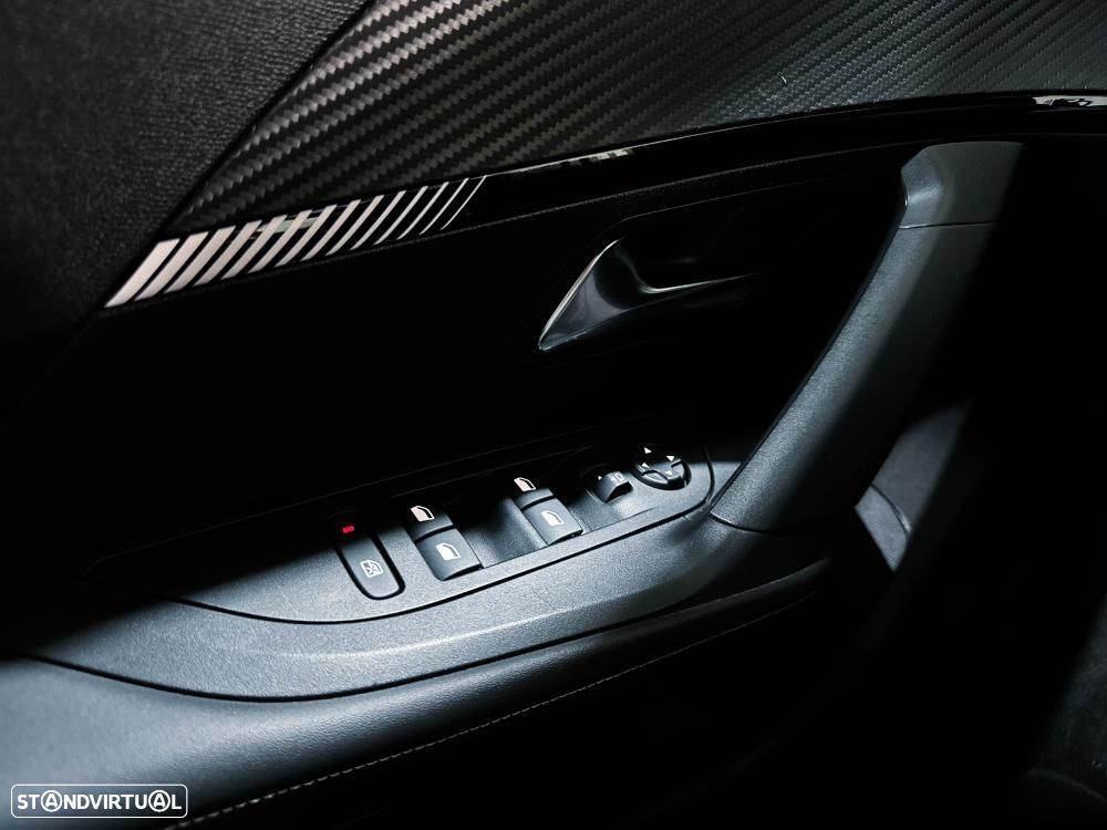 Peugeot 2008 1.2 PureTech Allure EAT8 - 29