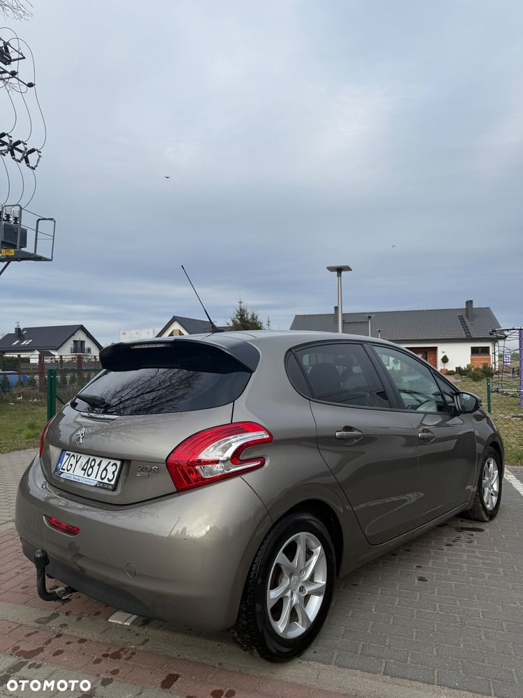 Peugeot 208 - 1