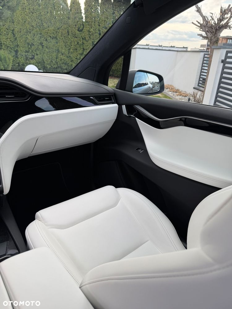 Tesla Model X - 17