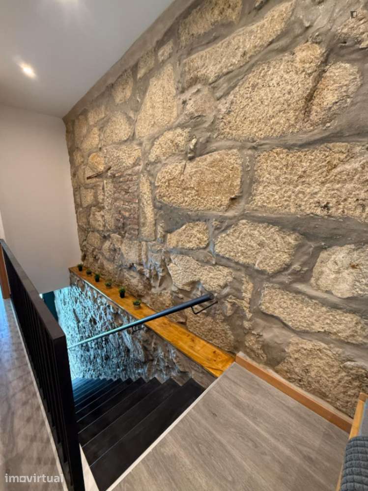 Quarto - localizado em Santa Marinha Porto - Grande imagem: 3/7
