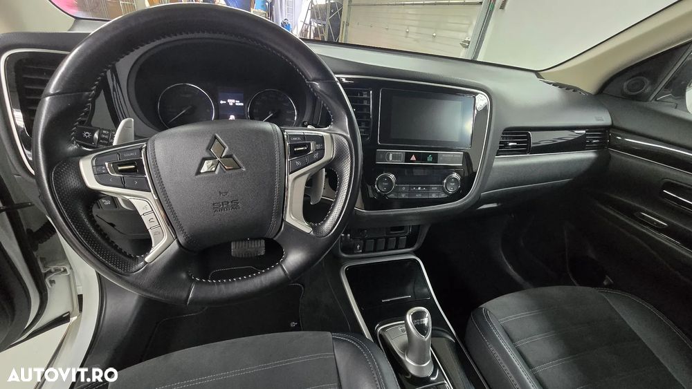Mitsubishi Outlander PHEV 2.4 L 4X4 Intense - 9