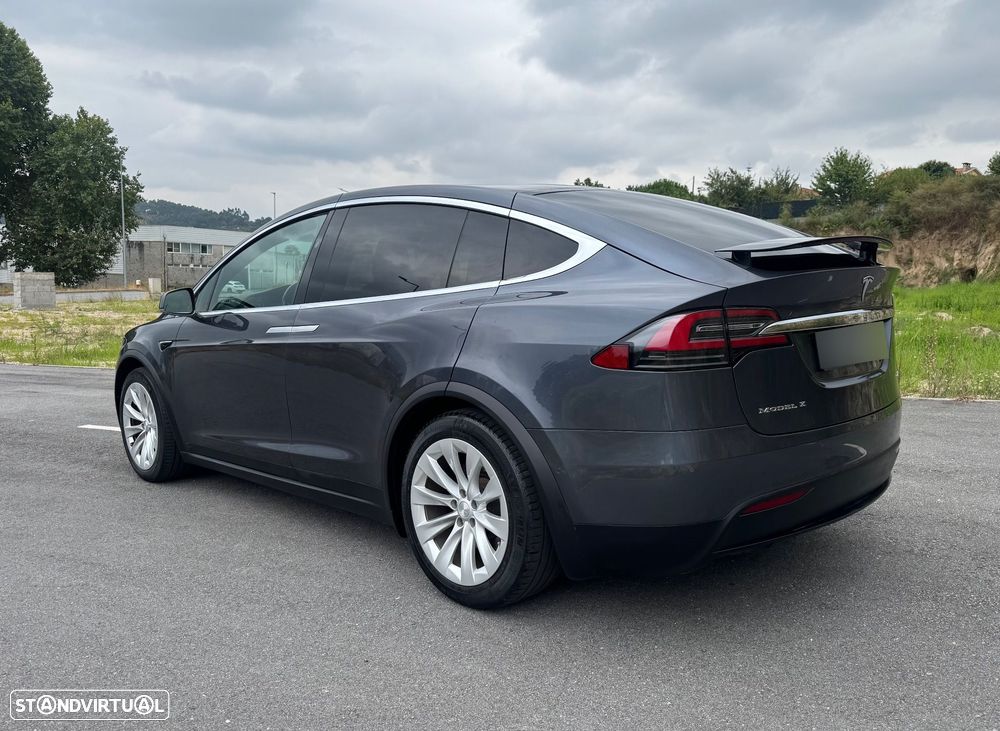 Tesla Model X - 7