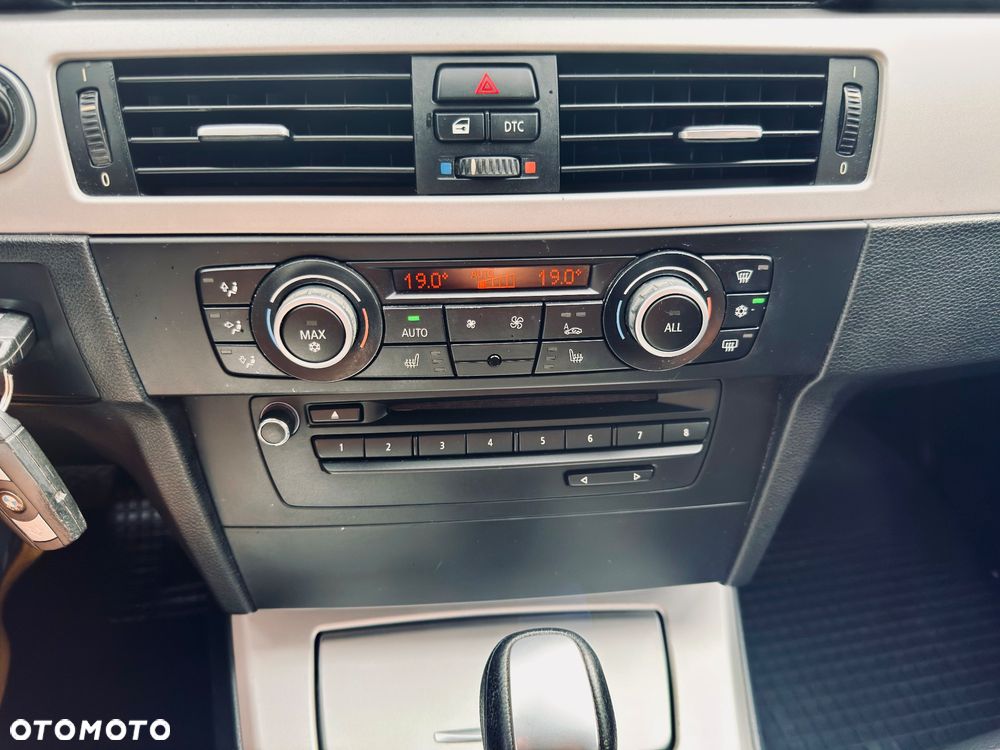 BMW Seria 3 320d DPF Touring - 36