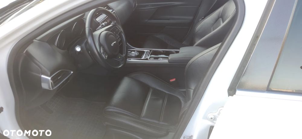 Jaguar XE 2.0 D R-Sport - 17