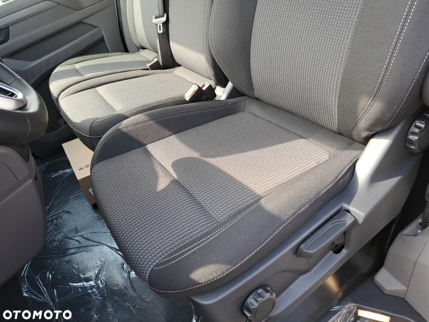 Volkswagen Caravelle - 13