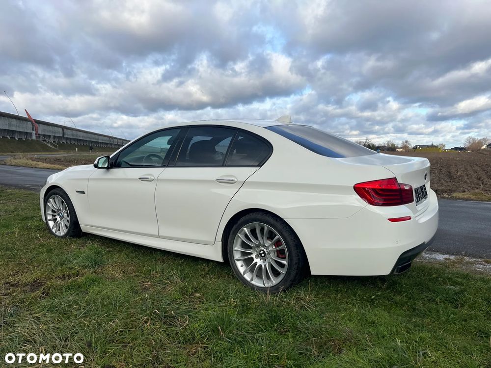 BMW Seria 5 550i xDrive - 15