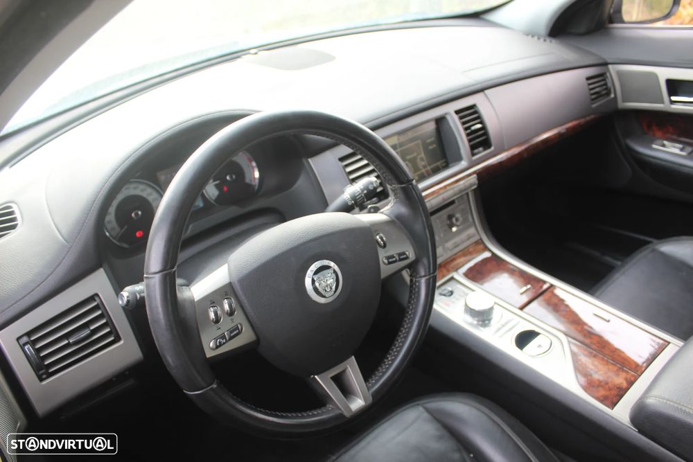 Jaguar XF 2.7 V6 Luxury — photo 5