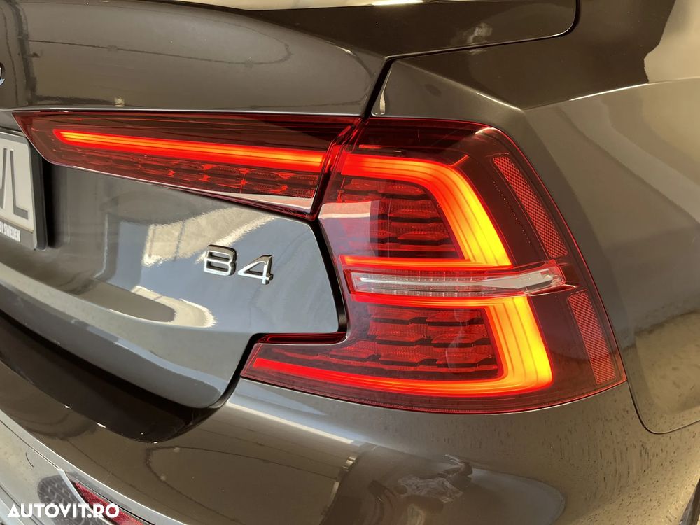 Volvo S60 B4 MHEV AT Plus Dark - 28