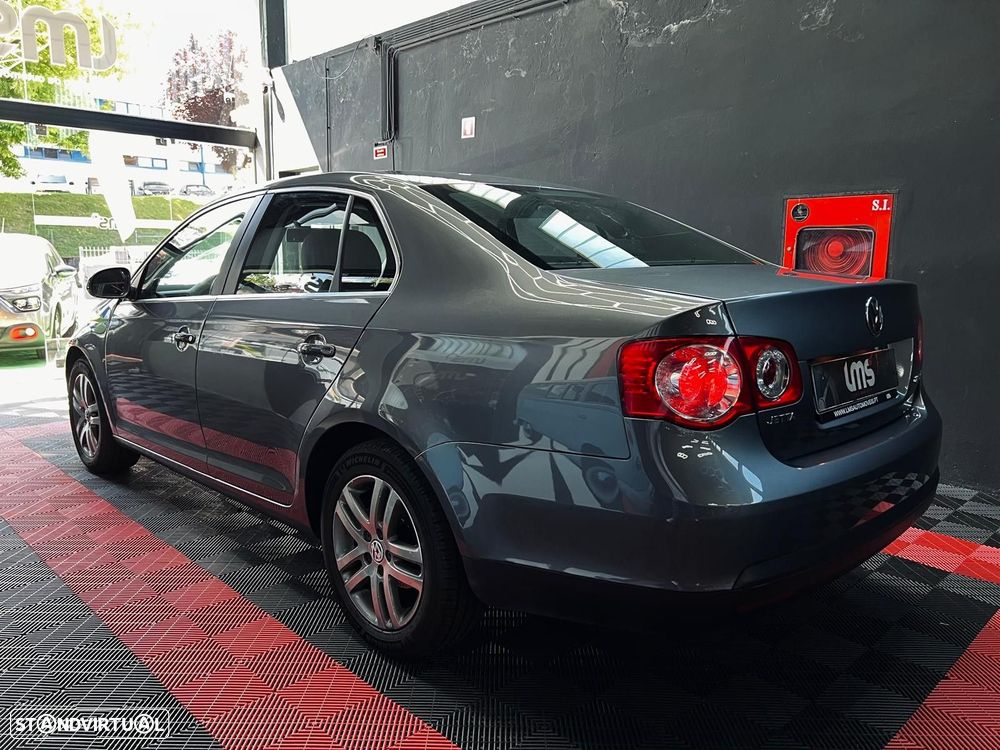 VW Jetta 2.0 TDI Highline - 9