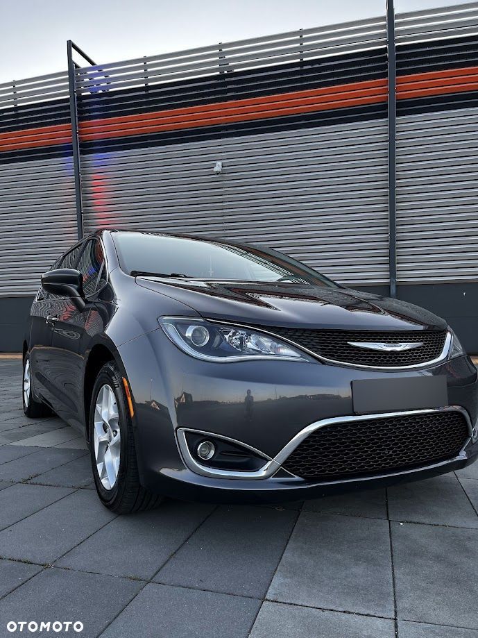 Chrysler Pacifica - 2