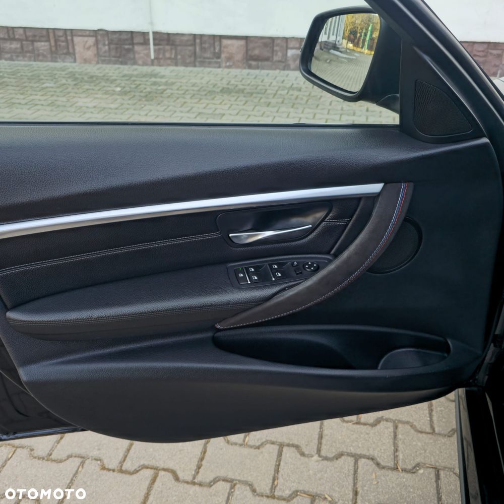BMW Seria 3 330i xDrive M Sport - 22