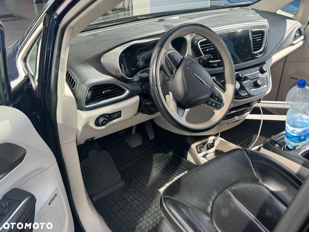 Chrysler Pacifica - 16