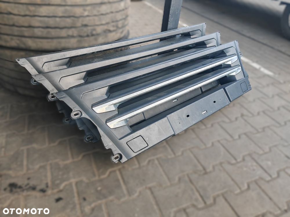 GRILL ATRAPA ŚRODKOWA ZDERZAKA MAN TGX E6 LIFT - 2