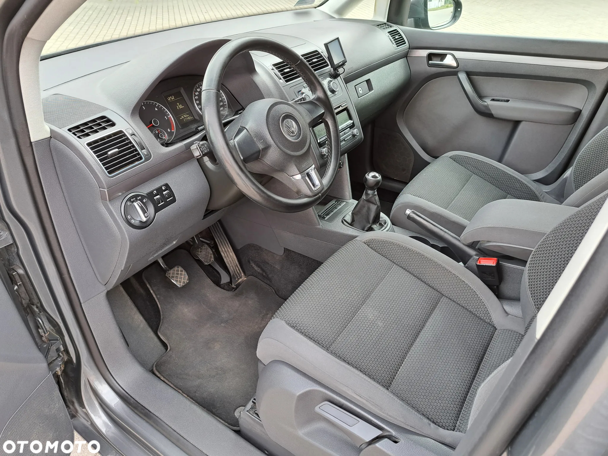 Volkswagen Touran - 12