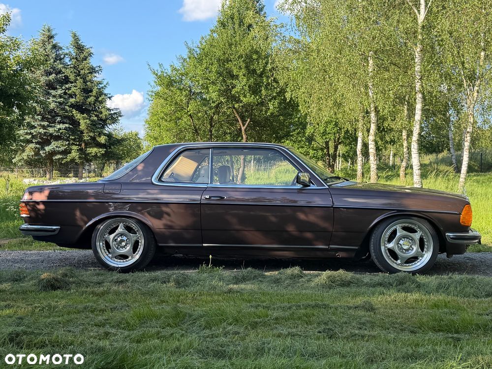 Mercedes-Benz W123 - 1