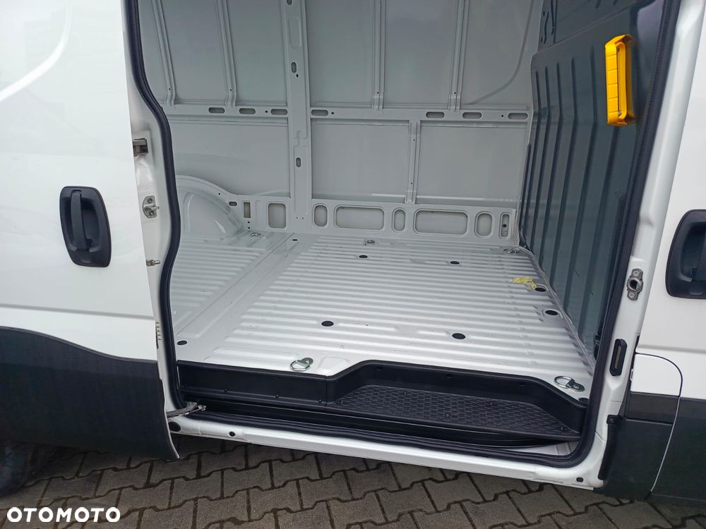 Iveco Daily 35S18HV 12M3 dostępny od ręKi - 16