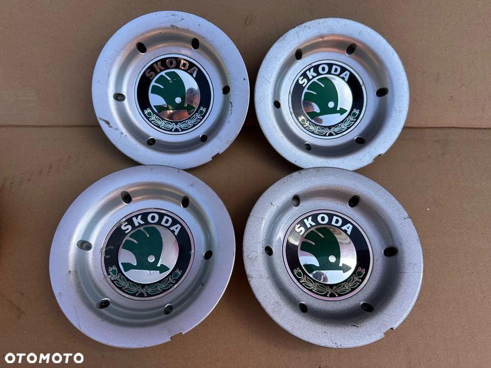 Dekielki emblematy Skoda / 1U0 601 149 A / Komplet - 1