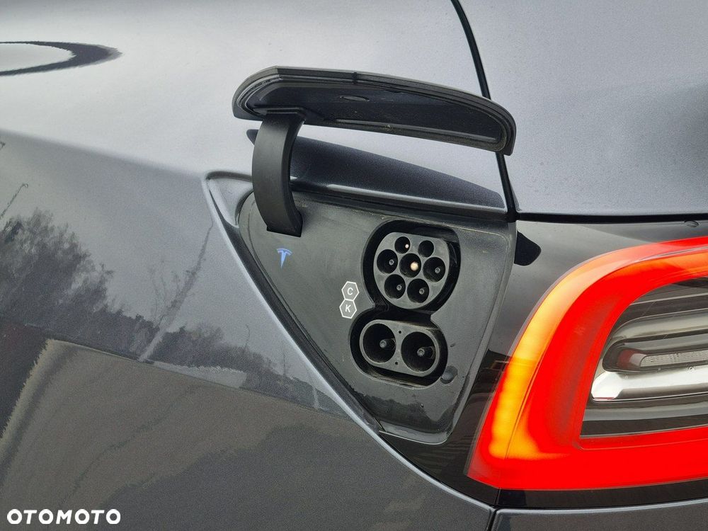 Tesla Model Y Long Range AWD - 12