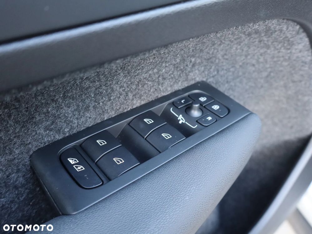 Volvo XC 40 B4 Plus Dark - 17