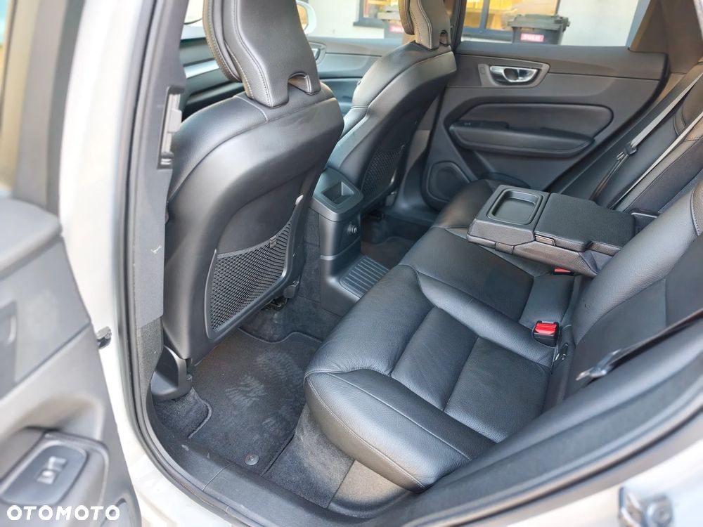 Volvo XC 60 T8 AWD Recharge Geartronic RDesign Expression - 14