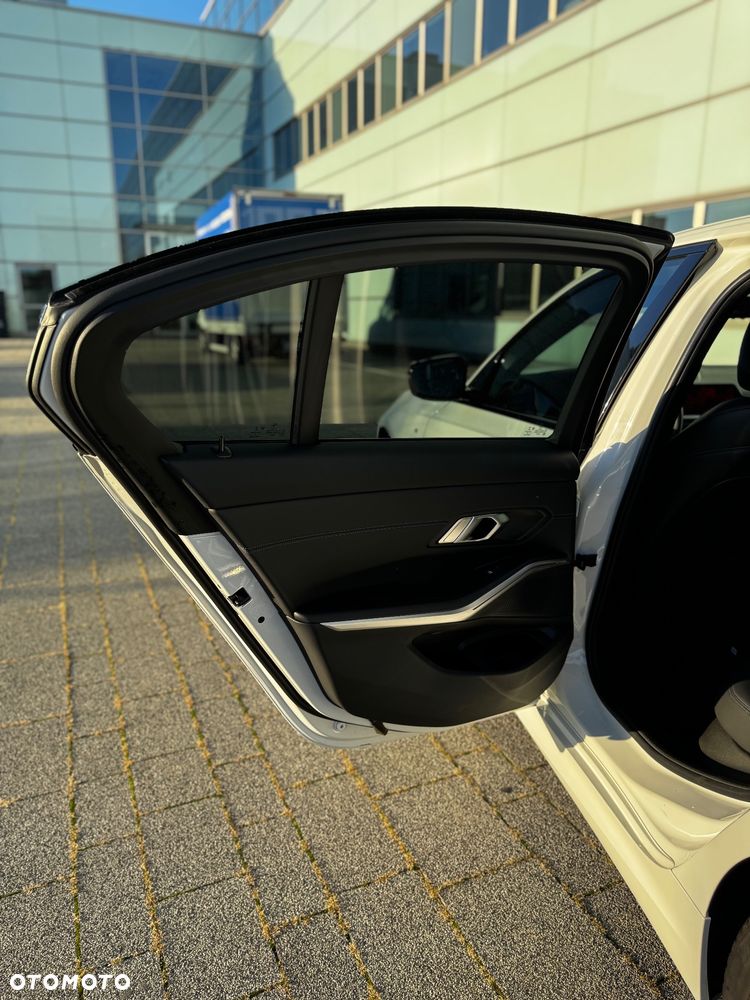 BMW Seria 3 318i M Sport - 17