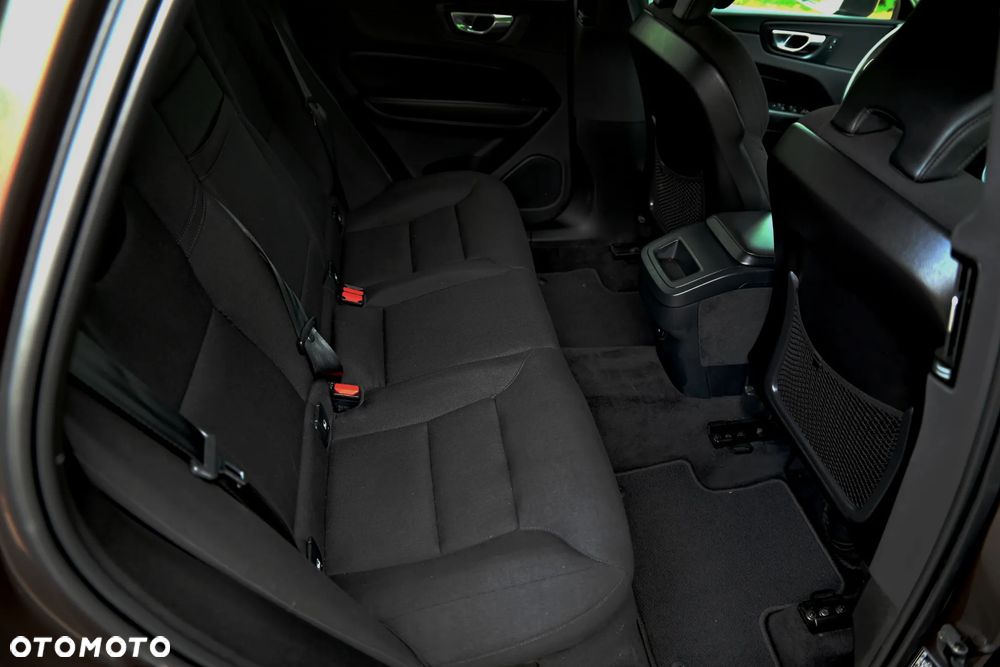 Volvo XC 60 B4 D AWD Geartronic Momentum Pro - 23