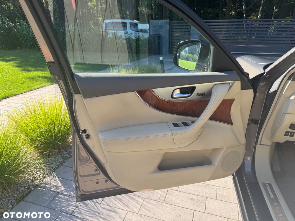 Infiniti QX70 - 30