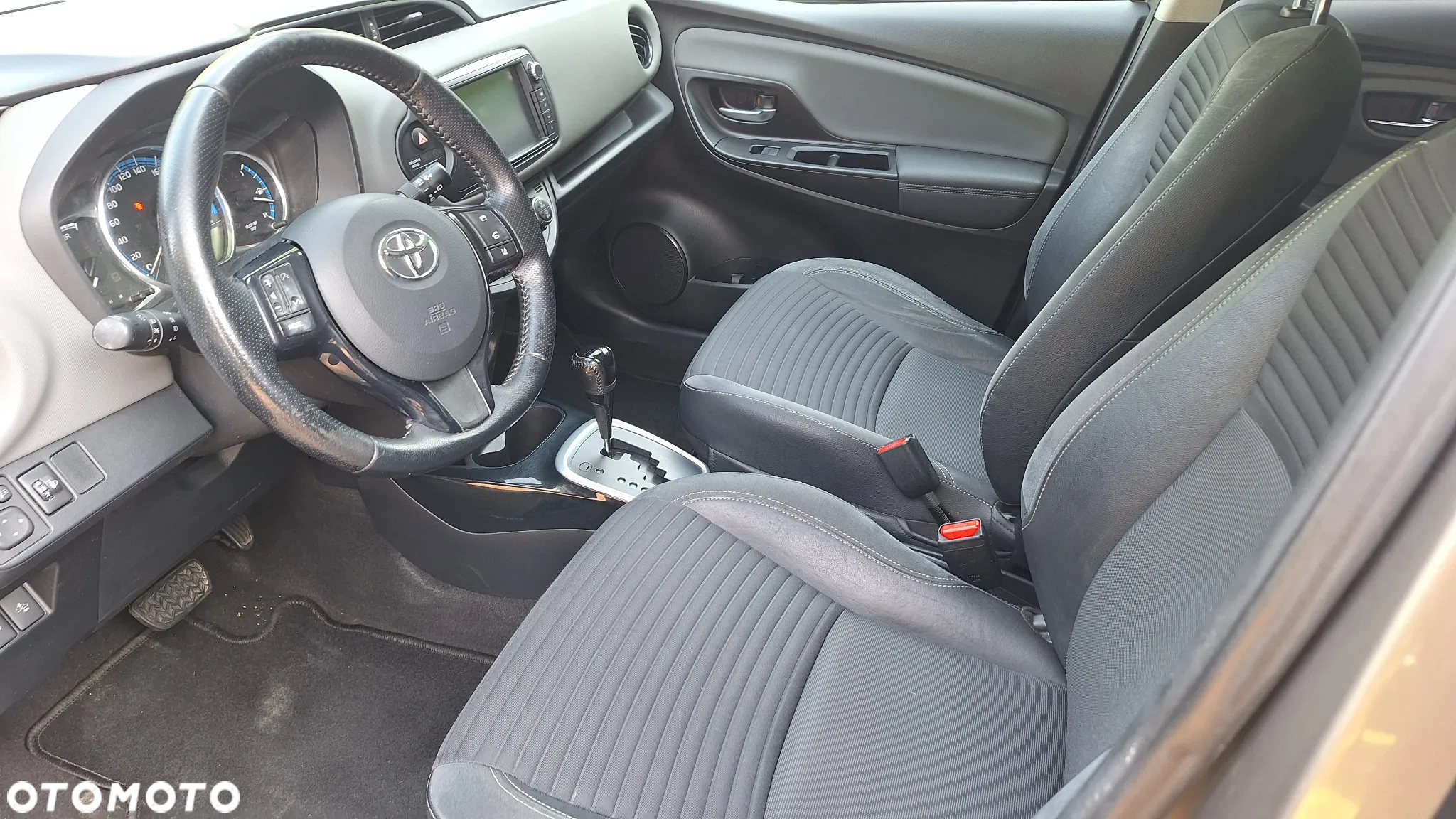 Toyota Yaris Hybrid 100 Premium - 14