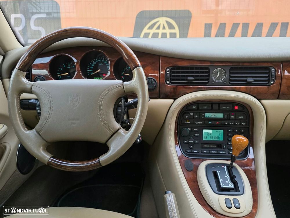 Jaguar XJ - 12
