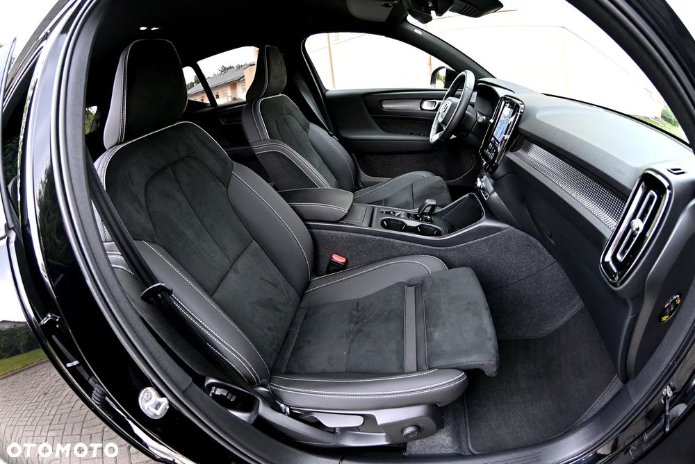 Volvo XC 40 B3 B DKG Ultra Black Edition - 27