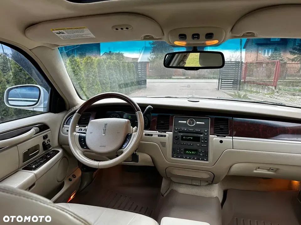 Lincoln Town Car - 20