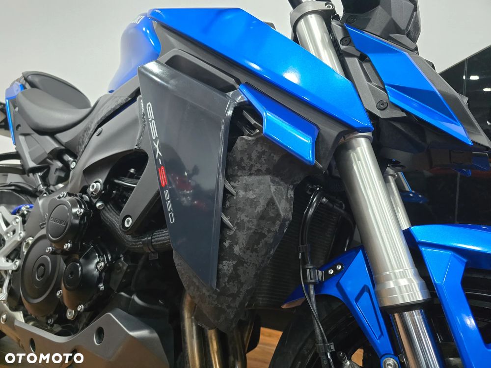 Suzuki GSX - 21