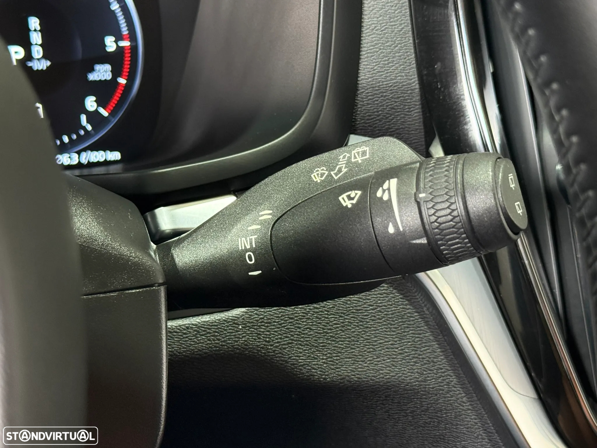 Volvo V60 2.0 B4 Momentum Geartronic - 25