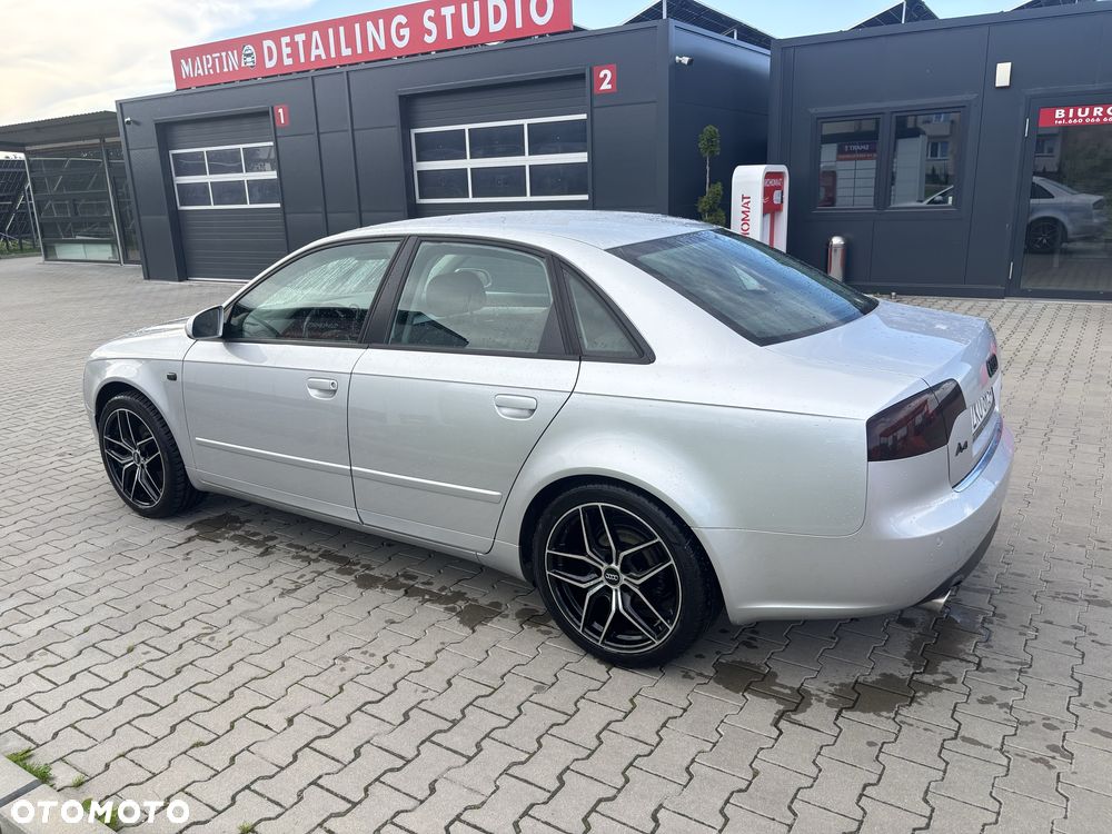 Audi A4 Limousine - 1