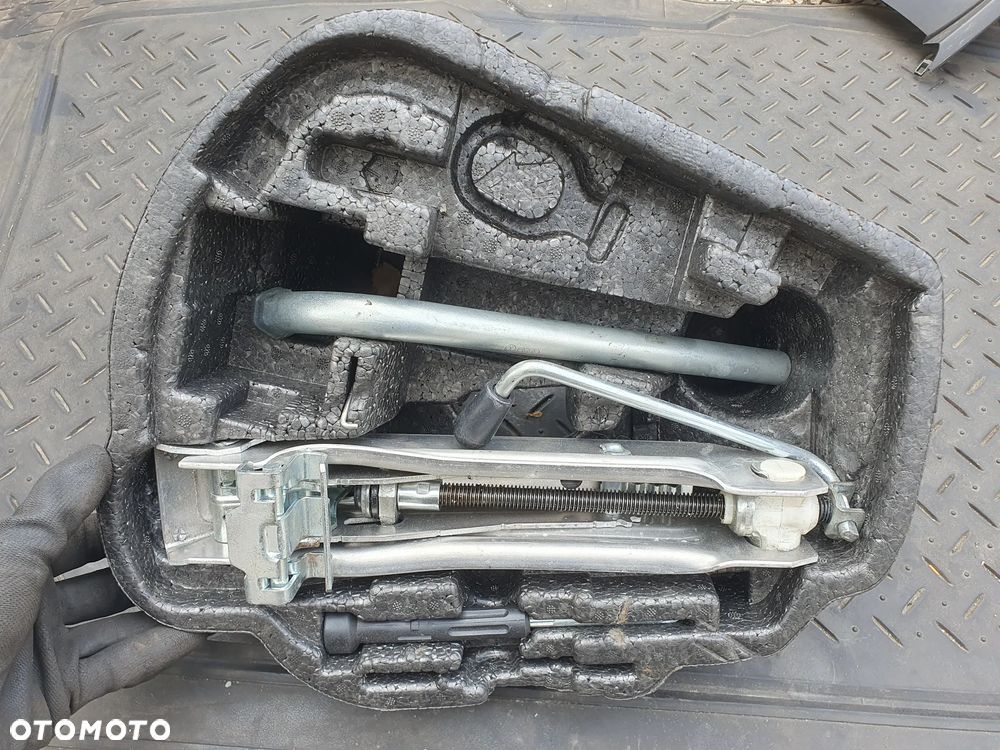 VW GOLF IV POLO IV WKŁAD KOŁA ZAPASOWEGO LEWAREK KLUCZ 1J0012115L - 1