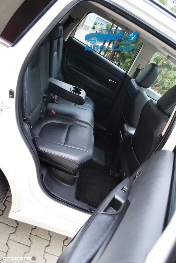 Mitsubishi Outlander Instyle NAVI + - 32