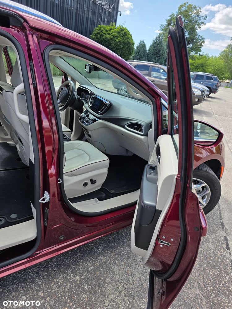 Chrysler Pacifica - 17