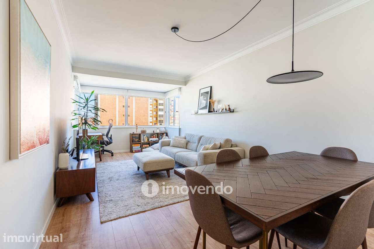 Apartamento T2, totalmente renovado e com áreas amplas, em Benfica - Grande imagem: 3/53