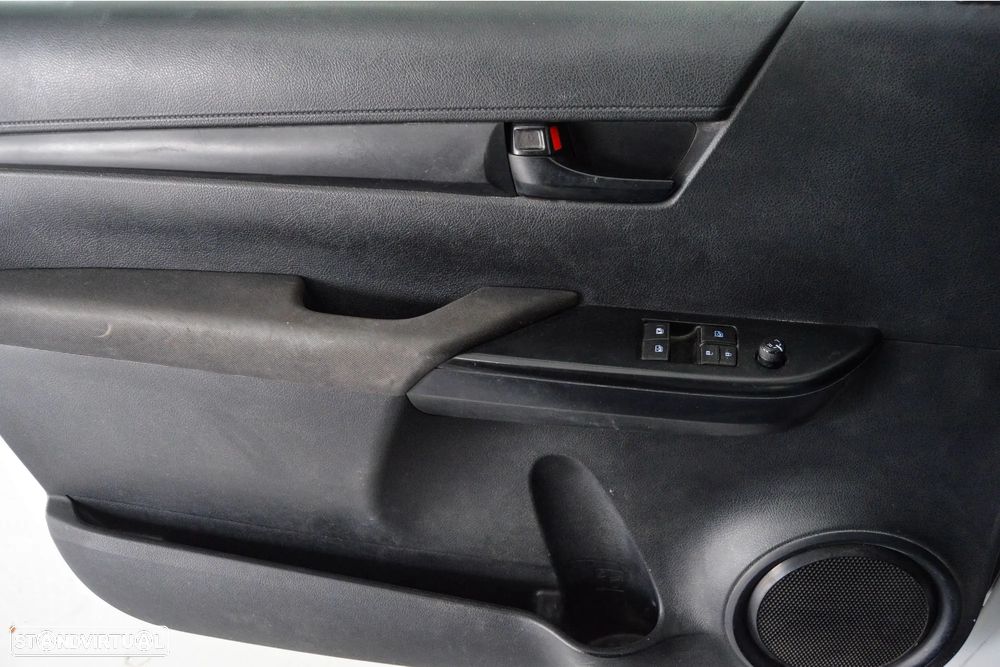 Toyota Hilux 2.4 D-4D 4X4 Cabine Simples 2L - 23