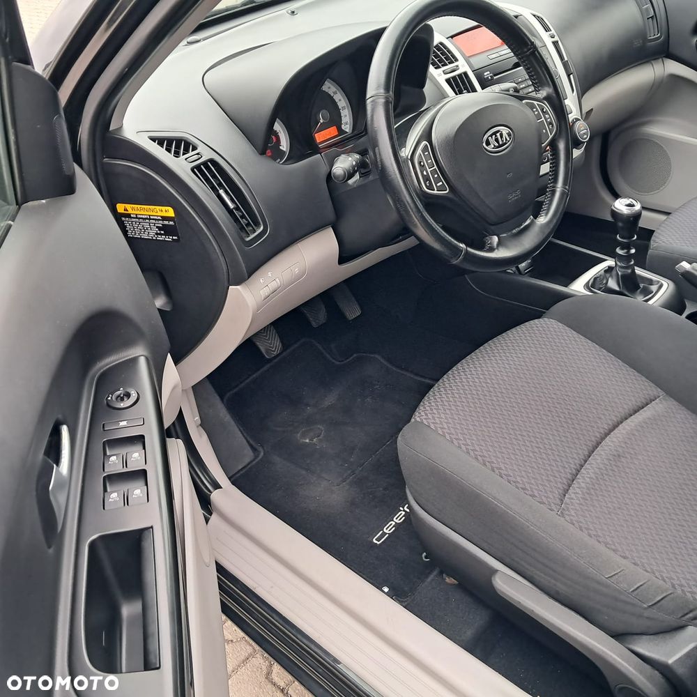 Kia Ceed - 12