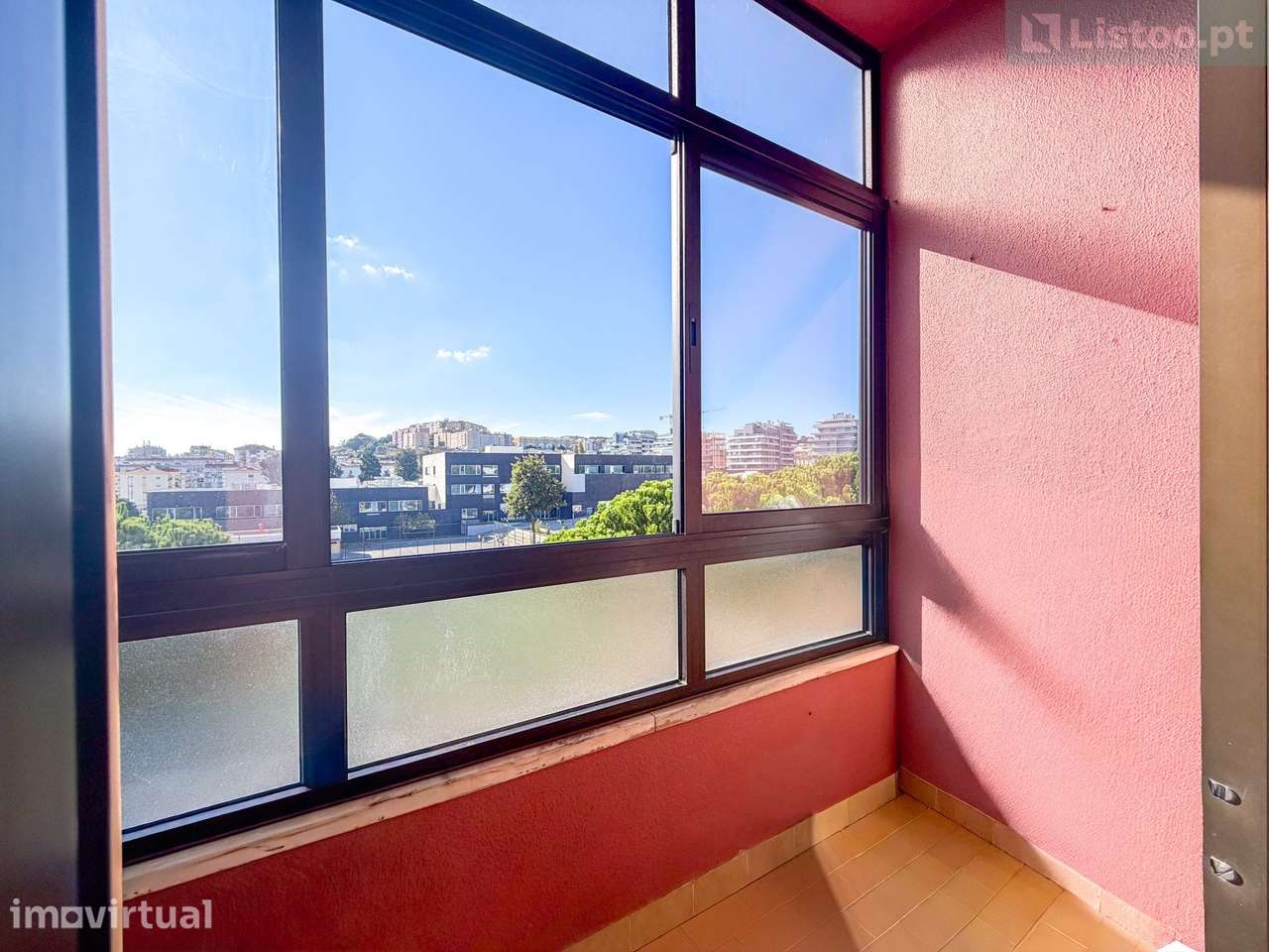 Apartamento T2 na Venteira C/ Varanda, Vista Desafogada e Arrecadação - Grande imagem: 5/26